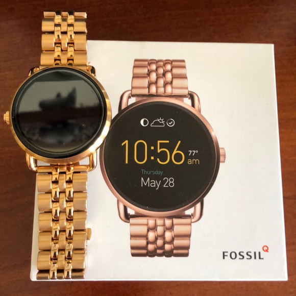 fossil q wander screen size